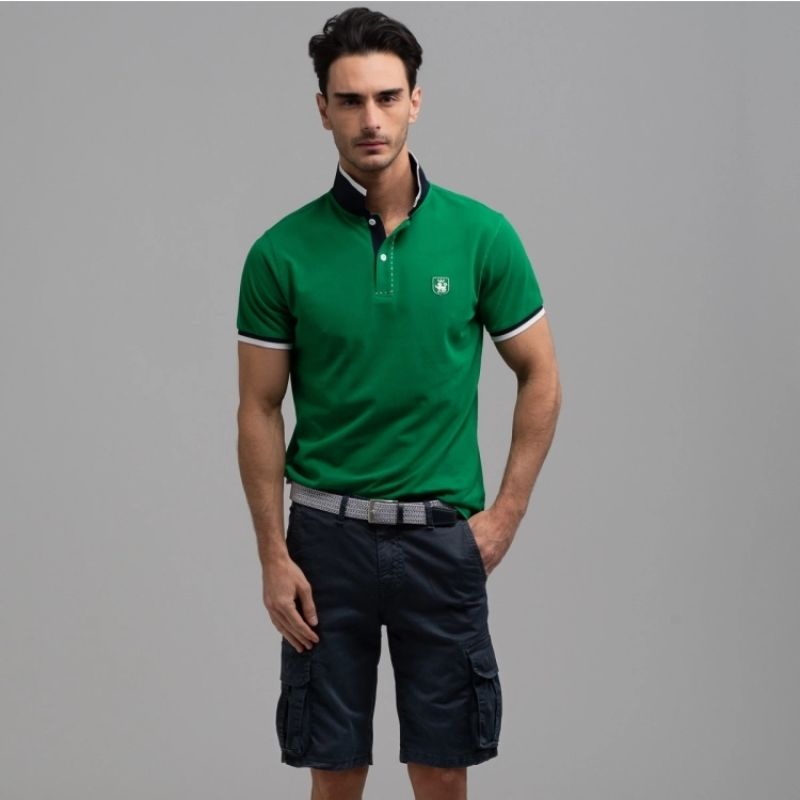 Ragazzo con polo uomo verde e bermuda cargo con tasche